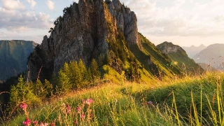 Ein bezaubernder Ausblick auf den idyllischen Sassigrat im Frühherbst. Der Sassigrat bietet Zugang für zahlreiche Wanderungen im Isenthaler Kleintal, wo der Uri-Rotstock, der Gitschen und der Schlieren zur Auswahl stehen.